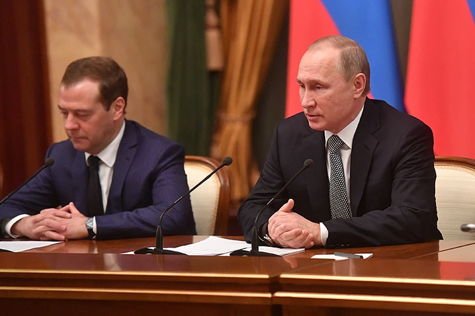 Президент Владимир Путин и премьер-министр Дмитрий Медведев на итоговом заседании правительства.