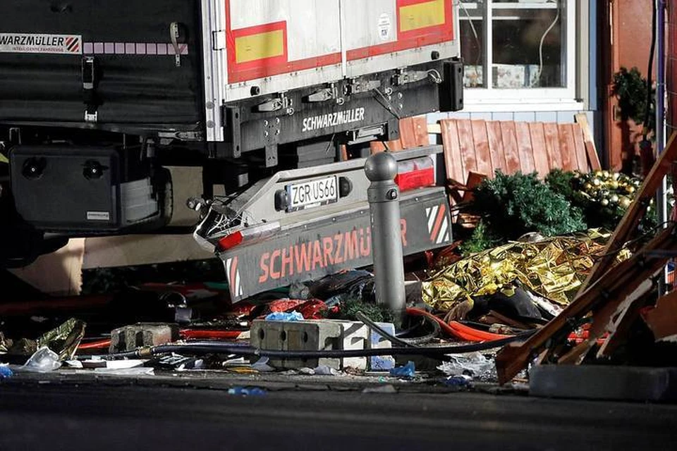 Грузовик проехал полсотни метров по рождественской ярмарке. Фото: REUTERS