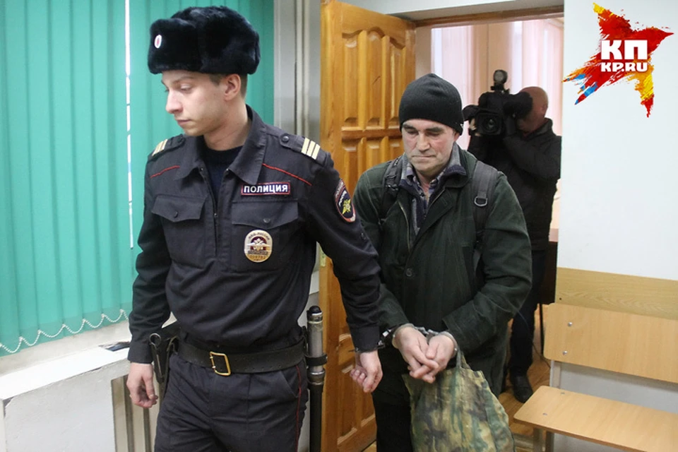 Домашнего тирана доставили на заседание судебные приставы.
