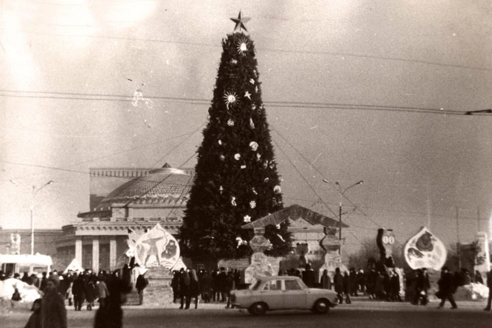 Новогодняя елка на площади Ленина - давняя новосибирская традиция… Фото: из архива Музея города Новосибирска