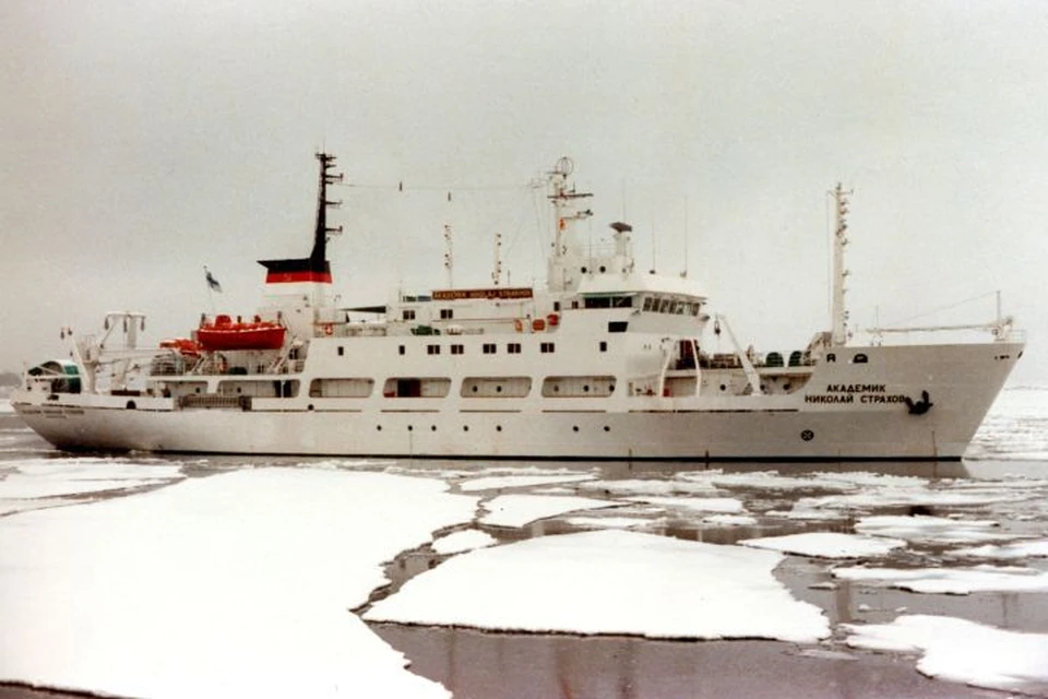 Исследования Мирового океана проводили на еще советском научно-исследовательском судне «Академик Николай Страхов».
