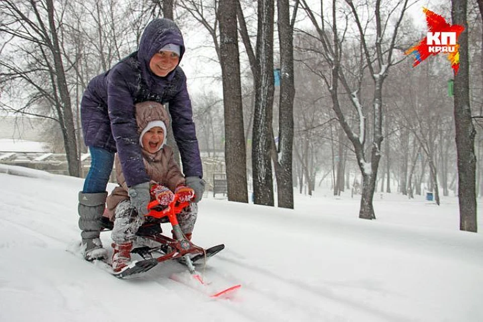Отмена празднования Всероссийского дня снега не помешала сахалинцам насладиться первым настоящим снегопадом.