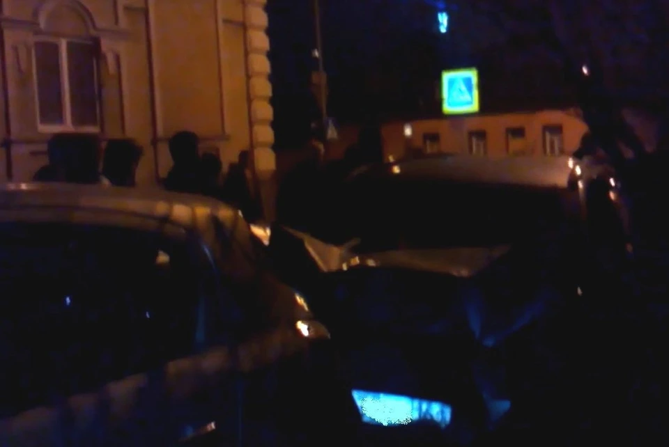 На место аварии сразу же сбежались жители стоящих рядом домов. Стоп-кадр из видео пользователя YouTube - lavalavvina.