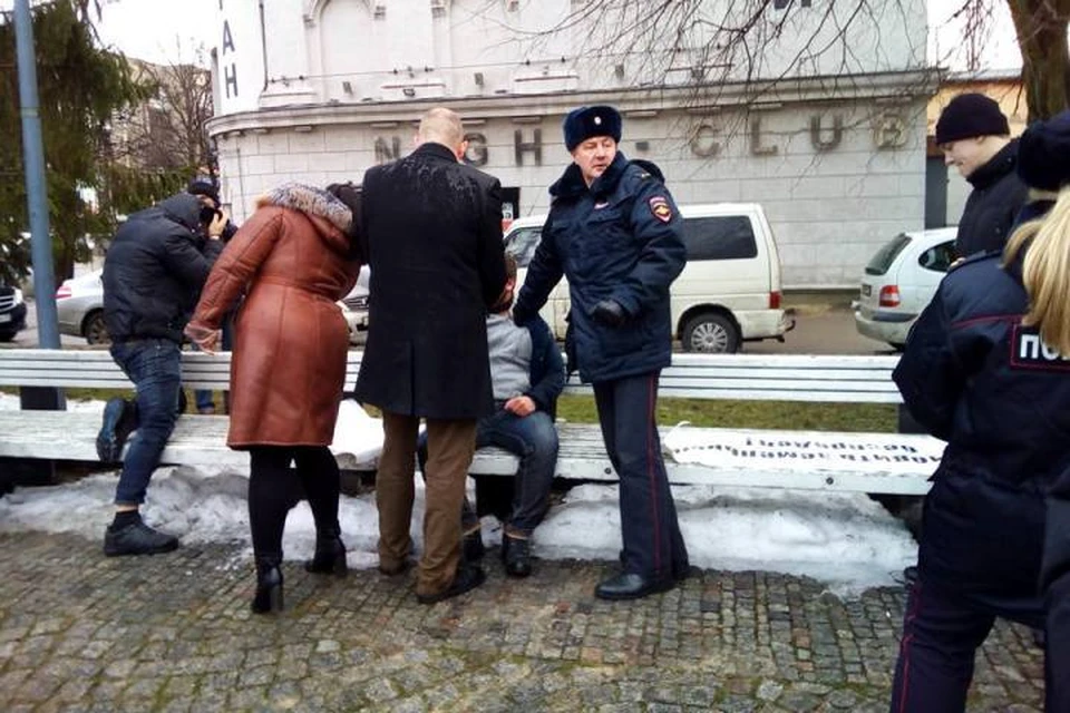 На фото - эпизод нападения хулиганов на пикет противников застройки прибрежных зон в Балтийске.
