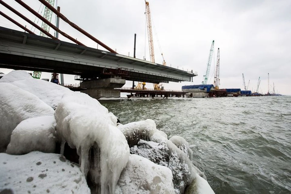 Строители устанавливают первые пролеты Крымского моста. Фото: инфоцентр "Крымский мост".
