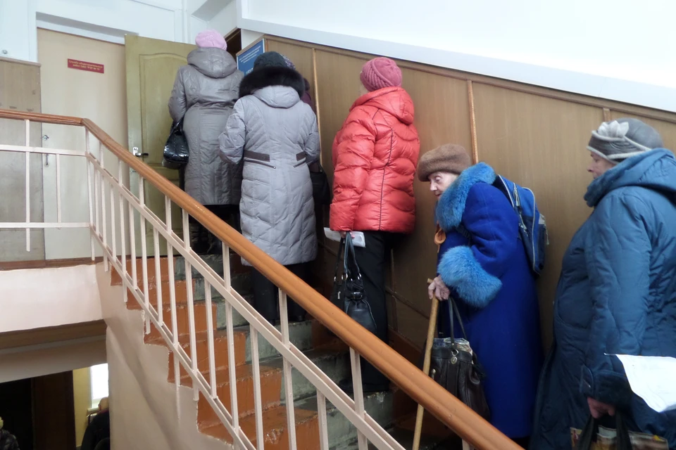 Очередь в бухгалтерию управдома в Ярославле.