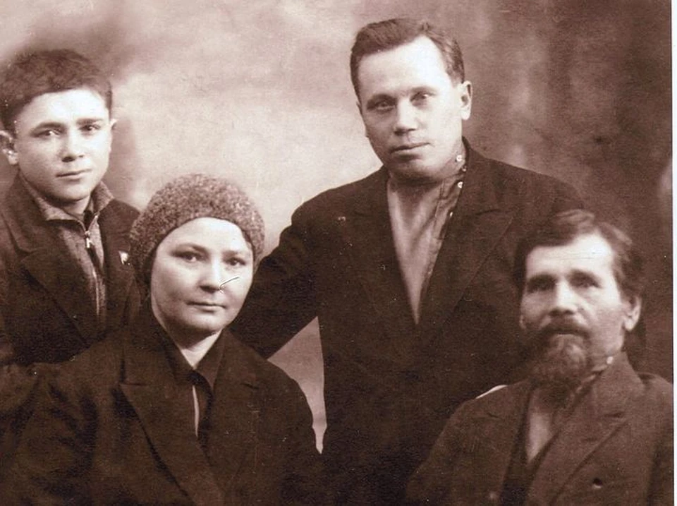 Кузьма Васильевич Рындин (в центре) со своим отцом и сестрой.