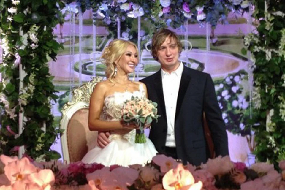 Миллион алых роз (и не только) за пять миллионов рублей - под таким девизом проходила свадьба Леры Кудрявцевой и хоккеиста Игоря Макарова.