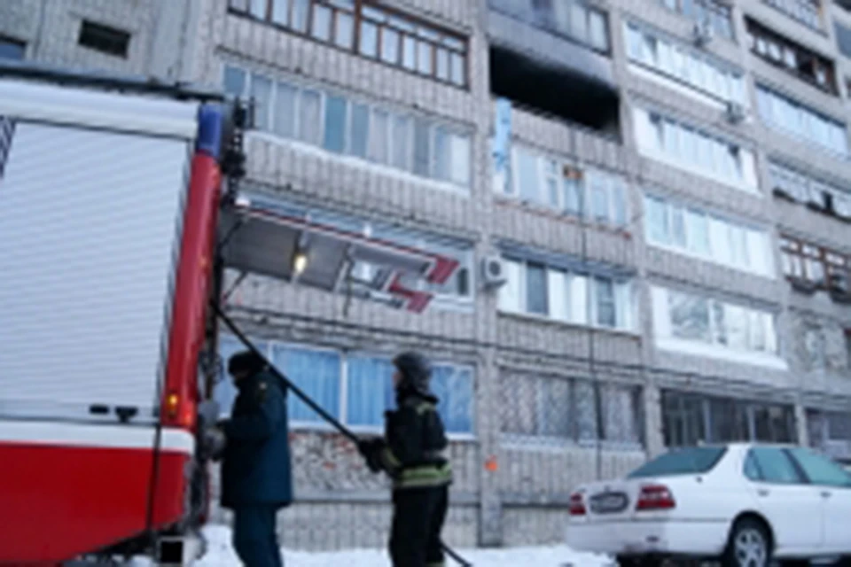 В Комсомольске пожарные спасли из горящего дома женщину и маленького ребенка