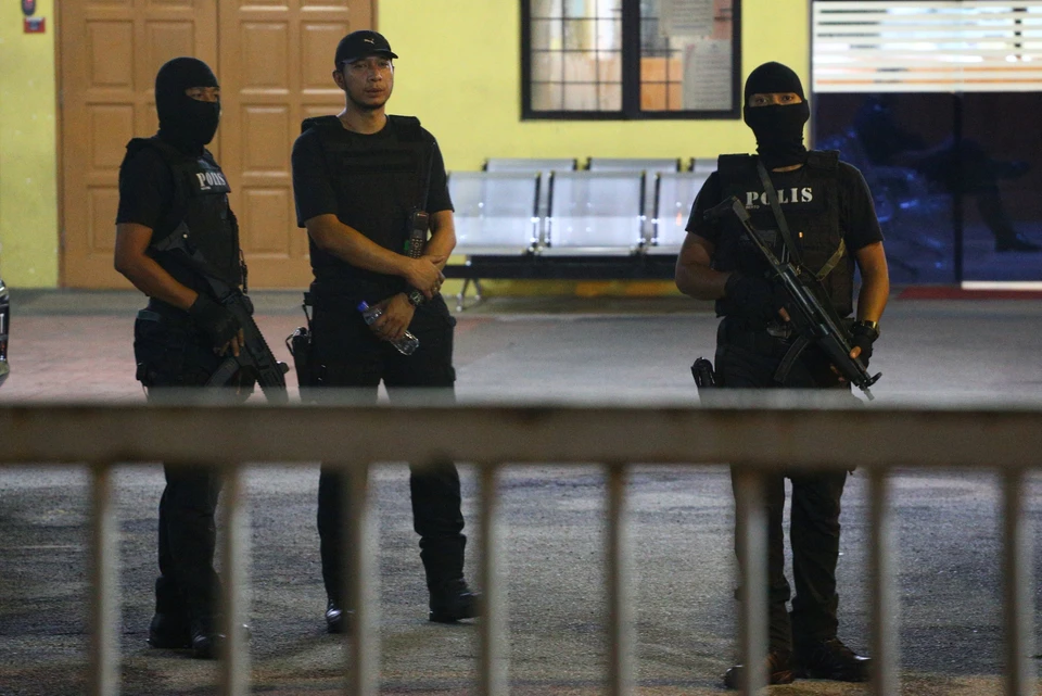 Вооруженные отряды полиции охраняют здание, в котором находится тело Ким Чен Нама.