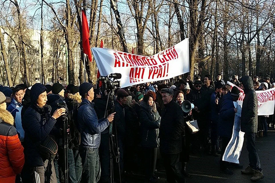На митинг в поддержку Текебаева собрались, по разным оценкам, от 70 до тысячи человек.