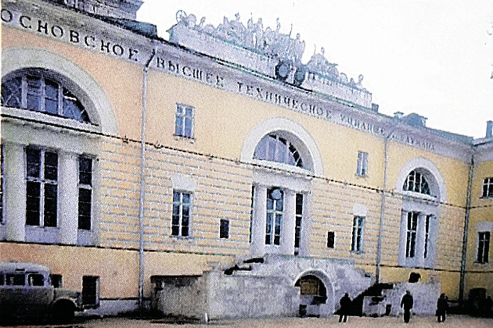 2-я Бауманская ул., станция метро «Бауманская»
