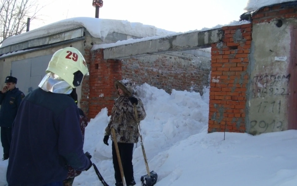 В Томске из-за упавшего снега с крыши гаража погиб ребенок. Фото: пресс-служба МЧС по Томской области
