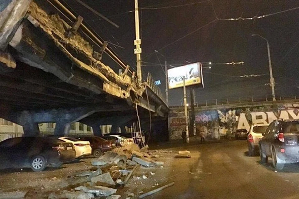 Обломки моста рухнули прямо на расположенную под ним автостоянку