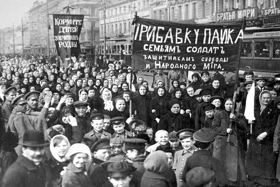 Именно в феврале происходят массовые забастовки петроградских рабочих, солдат и военных моряков