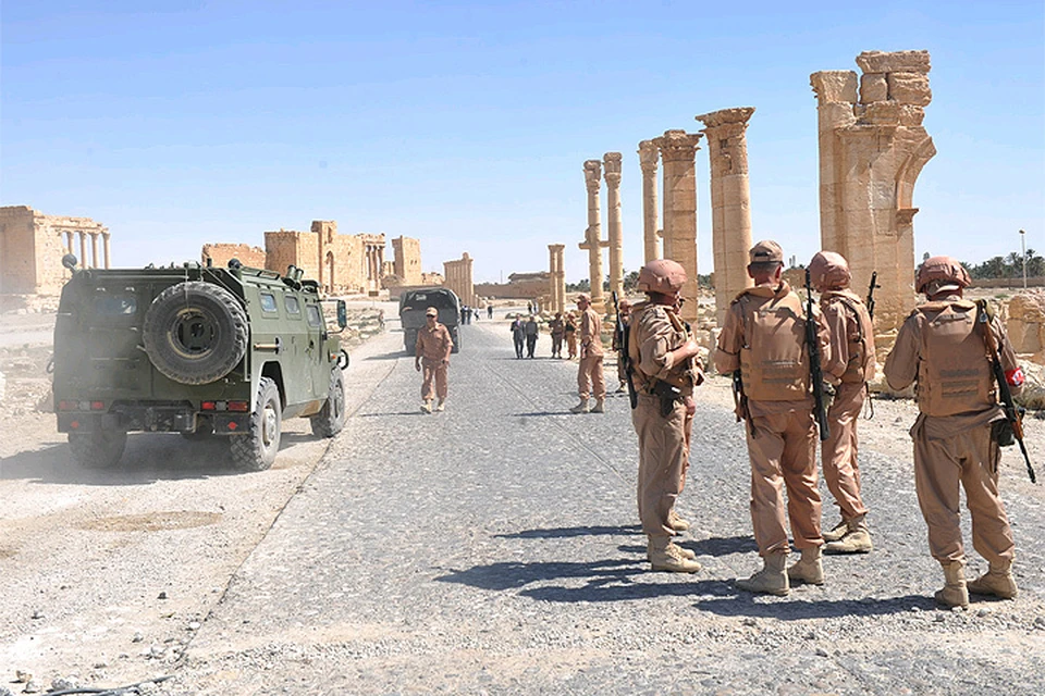 Май 2016 г. Военнослужащие в исторической части сирийской Пальмиры, освобожденной от боевиков `Исламского государства`.