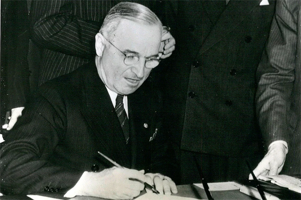 В марте 1947 года, когда «холодная война» уже началась, президент Гарри Трумэн издал указ, который предписывал проверять всех федеральных служащих на политическую лояльность.