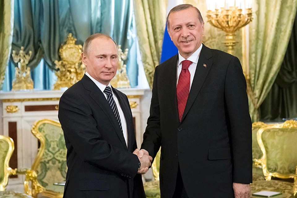 Последняя встреча в таком формате у нас была в 2014 году, - припомнил Владимир Путин, встречая в Зеленой гостиной Кремля Реджепа Эрдогана