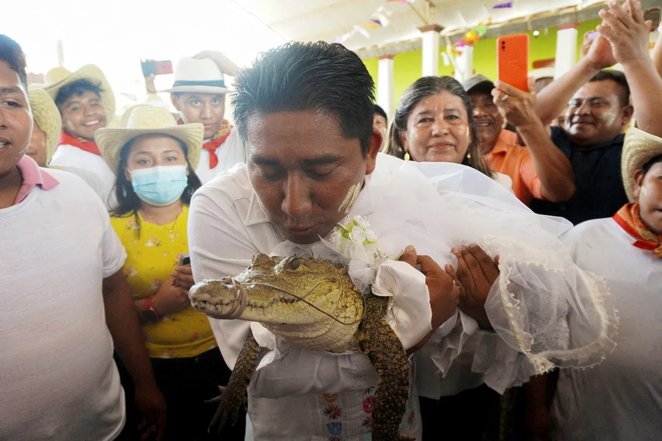 Мэр мексиканского городка Сан-Педро-Уамелула женился на аллигаторе. Этот ритуал является местной традицией, уходящей корнями в доколумбовскую эпоху. Его проводят для того, чтобы повысить урожай и увеличить количество рыбы в реках. Фото: Reuters