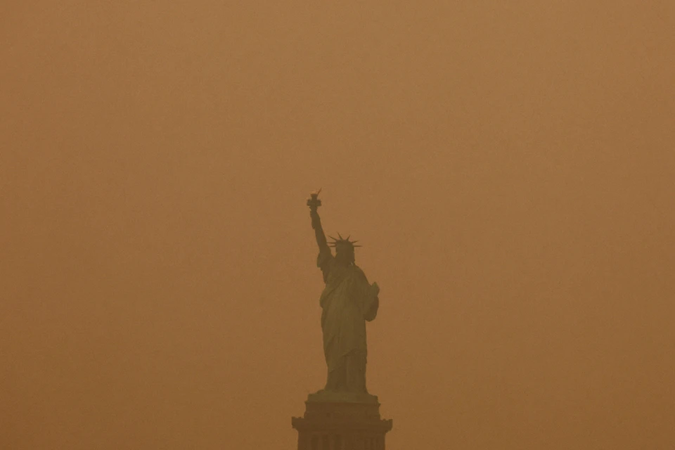 Нью-Йорк заволокло дымом от лесных пожаров в Канаде. Город сейчас возглавляет мировой антирейтинг по качеству воздуха. Фото: REUTERS