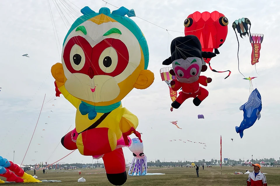 Международный фестиваль воздушных змеев проходит в китайском Вэйфане. Фото: ТАСС
