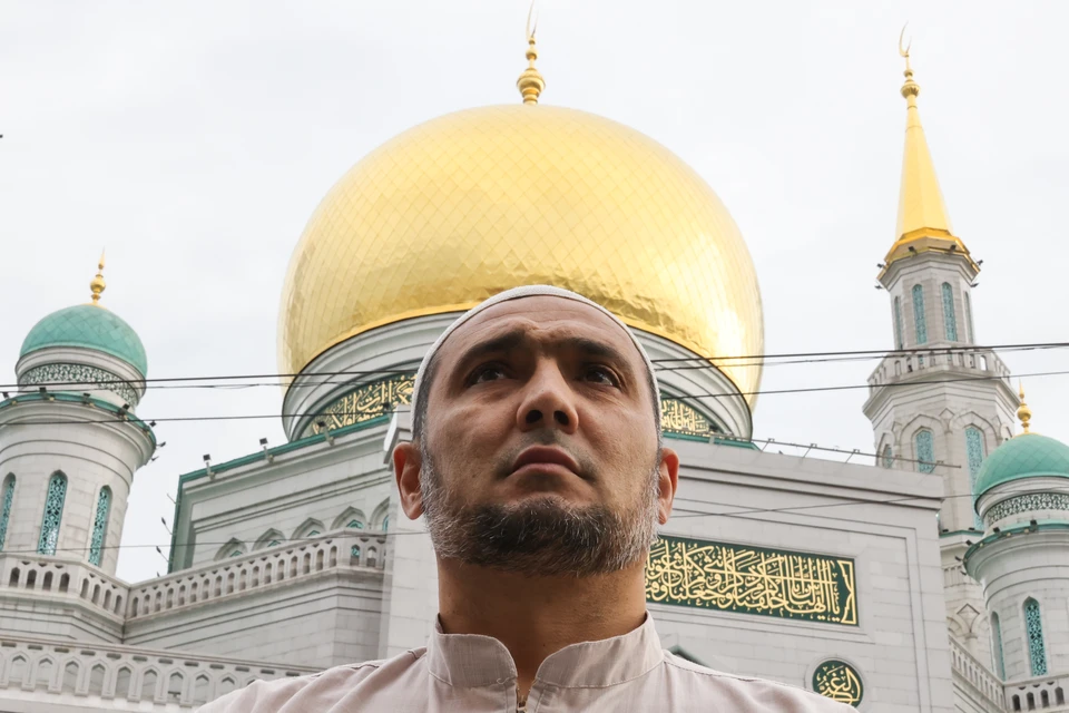 Первый день мусульманского праздника жертвоприношения Курбан-байрам отмечают в Москве. Фото: Сергей Карпухин/ТАСС