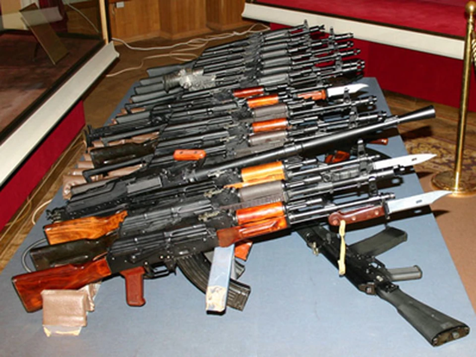 Автомат много денег. Коллекция оружия. Коллекционеры оружия в России. Оружие системы Калашникова. Много автоматов и ножей.