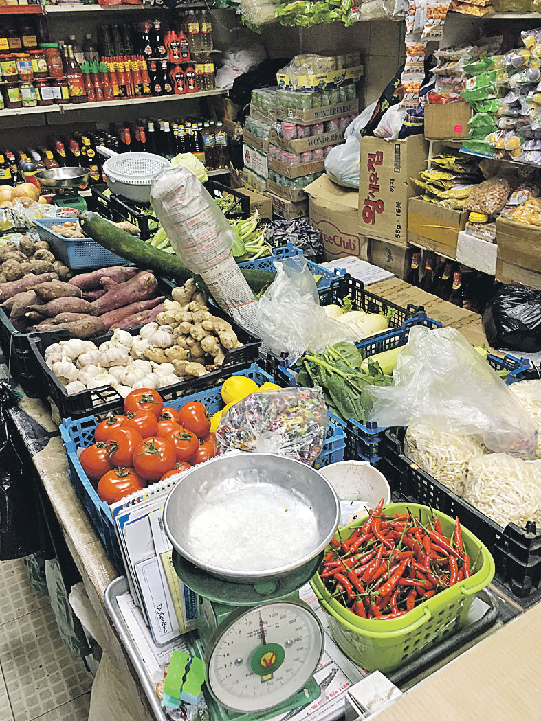 Вьетнамцы на «Дубровке» продают экзотическую еду для своих. Чужаков не любят. Фото: Андрей РОСТ