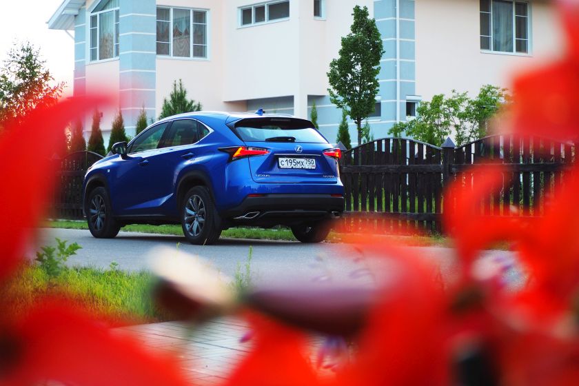 Цены на NX с турбомотором, автоматической трансмиссией и полным приводом начинаются от 2 709 000 рублей