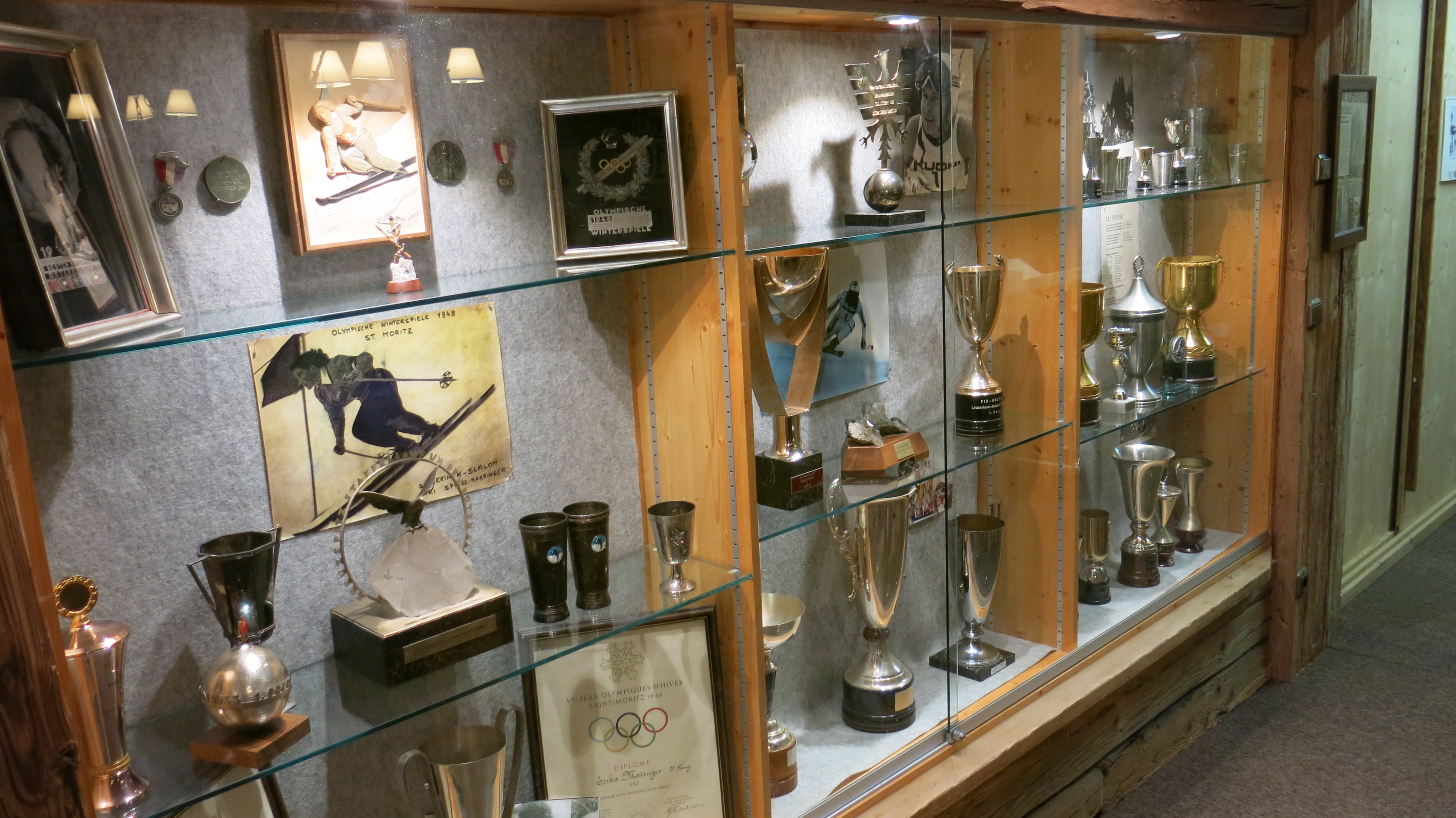 Кубками известной австрийской горнолыжницы Эрики Махрингер ее потомки-хозяева отеля гордятся.