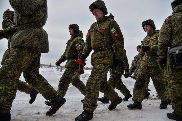 Бойцы идут к позициям