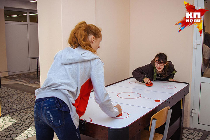 Школьники в лагере в восторге от настольного хоккея