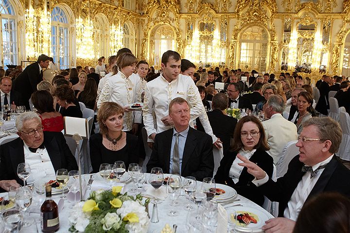 За столом с экс-госсекретарем США Генри Киссинджером - глава РОСНАНО Анатолий Чубайс, будущий председатель ЦБРФ Эльвира Набиуллина и экс-министр финансов Алексей Кудрин. Фото: Getty Images