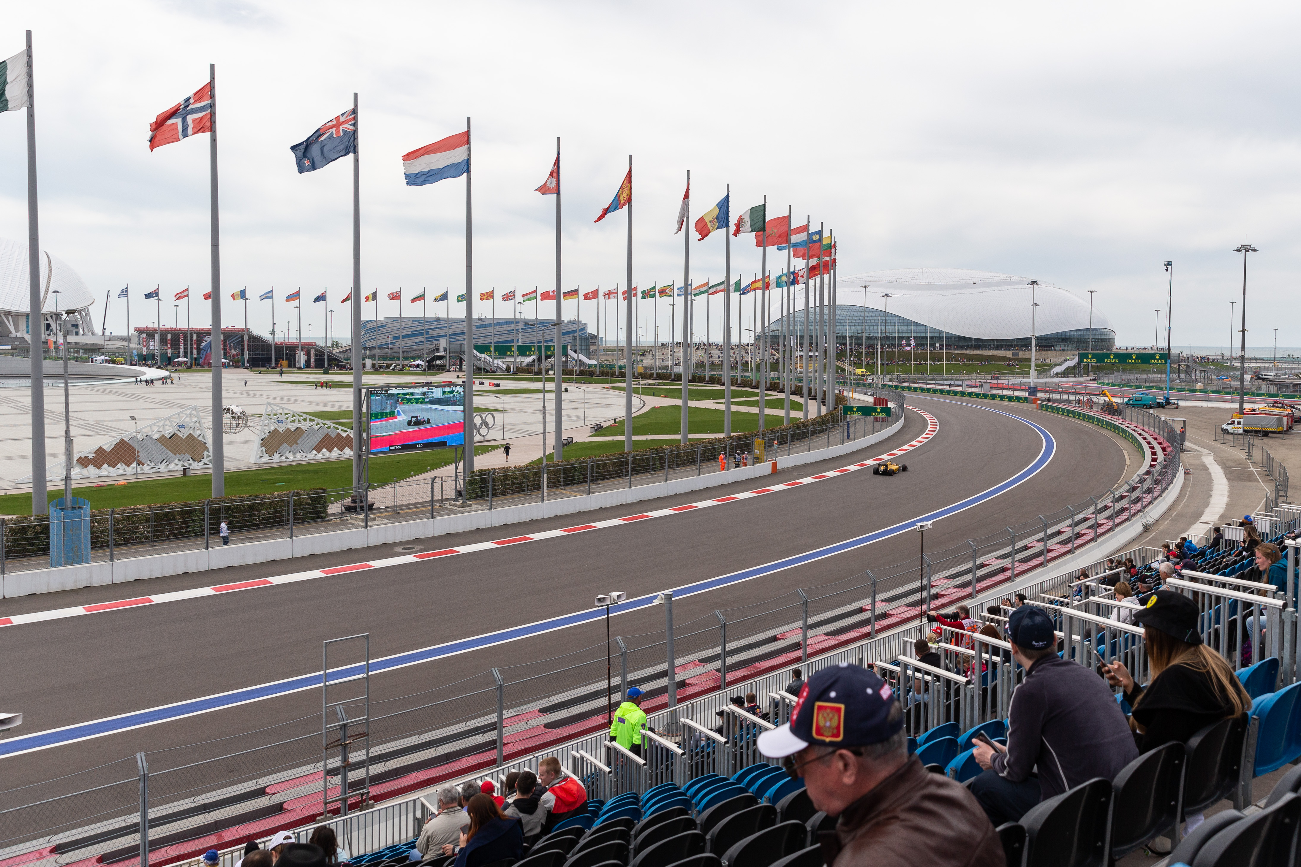 Вид на "Шайбу" и "Большой" с трибун трассы "Формулы-1" в Олимпийском парке Сочи