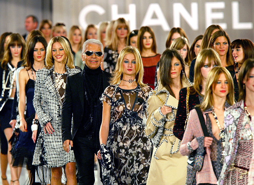 Карл Лагерфельд среди моделей на показе Chanel, 2003 год.