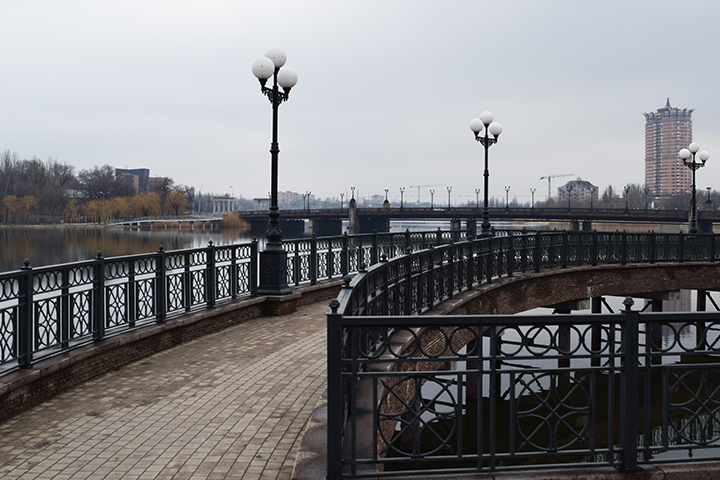 В любую погоду и любое время суток донецкая Набережная остаётся прекрасной