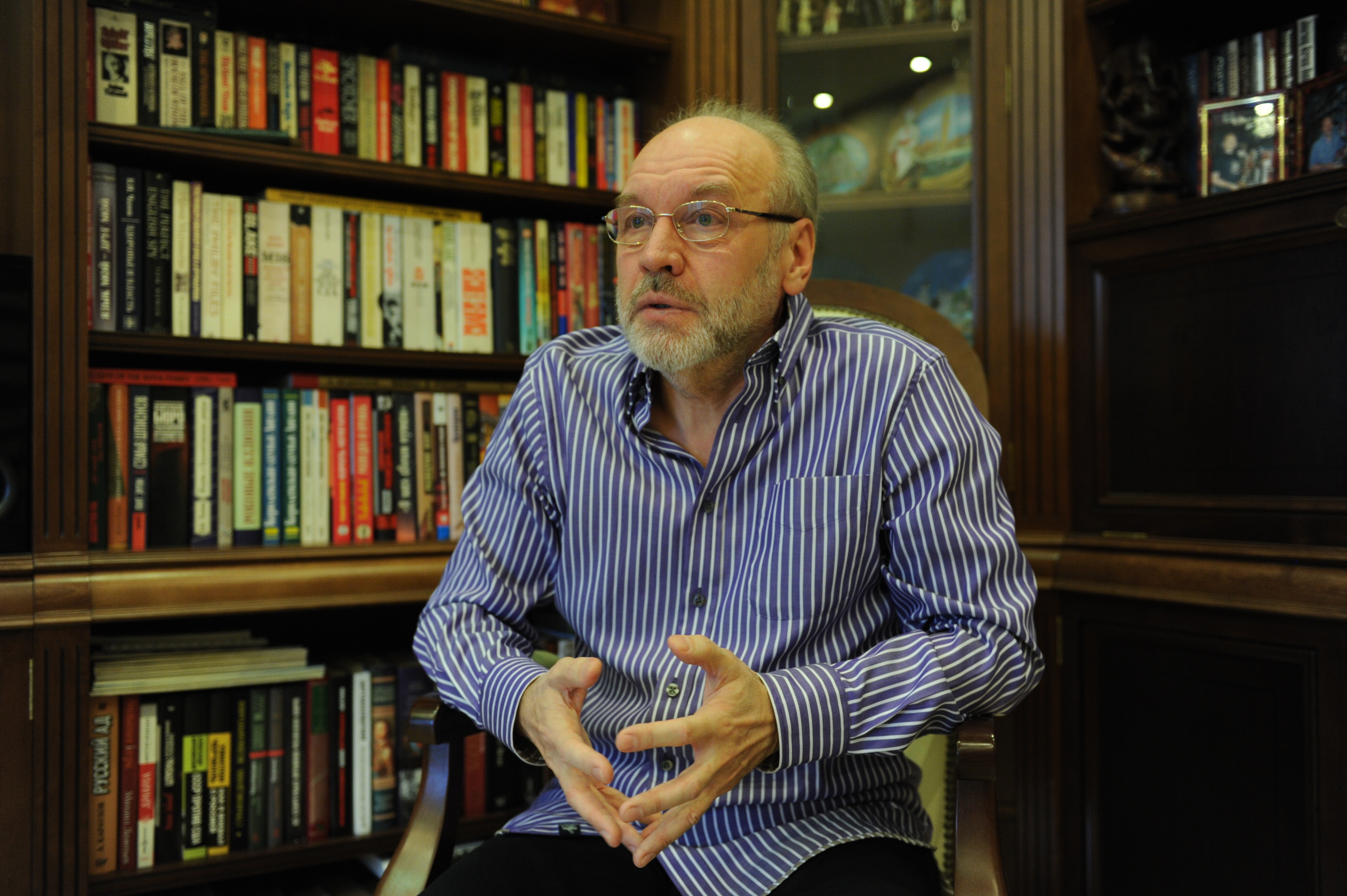 Геннадий Евгеньевич Соколов Фото: Михаил ФРОЛОВ</p><p>ИЗ ДОСЬЕ «КП»</p><p>Геннадий Евгеньевич Соколов, 68 лет. Окончил МГИМО. Журналист-международник, переводчик, дипломат, писатель, историк спецслужб. Командировался более чем в 30 стран мира. В течение ряда лет работал в Великобритании, Дании, Швейцарии. С конца 80-х годов провел около 100 авторских расследований «белых пятен» в истории шпионажа.</p><p> Автор книг по истории противостояния российских и западных спецслужб, опубликованных в России и за рубежом: «Голый шпион», «Бомба» для премьера», «Провал операции «Кларет», «Шах Дому Виндзоров», «Шпион номер раз», «Шпионаж и политика», «Разведка и власть», «ГРУ против МИ-5 и ФБР», «Дело Профьюмо. Неудобная правда»,«Кремлевская Одиссея. Дуэль разведок» и др. Соавтор российских и зарубежных документальных фильмов по истории разведки.</p><p><img decoding=