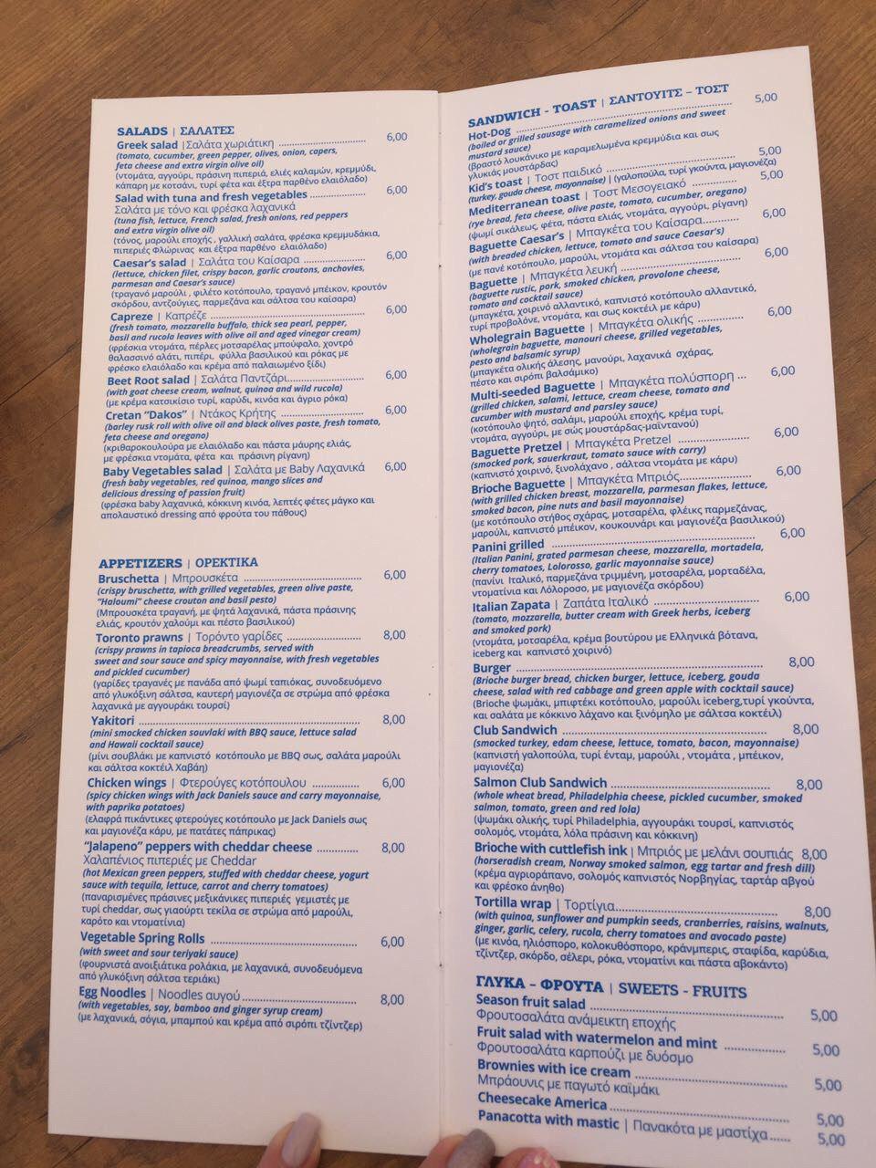 Греческие таверны славятся вкусной едой и аутентичной атмосферой