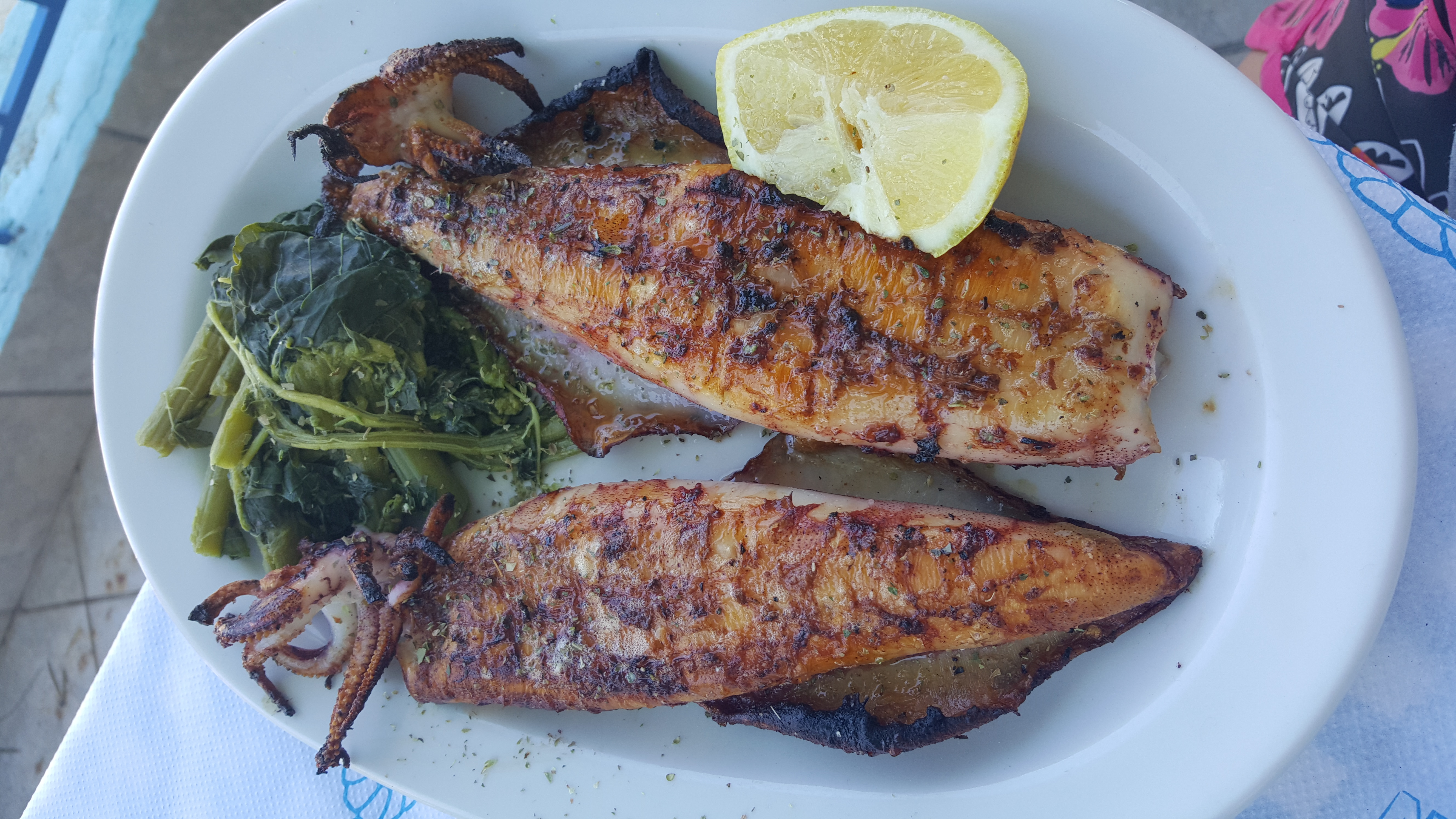 Одной порции рыбного ассорти будет достаточно для двух человек.