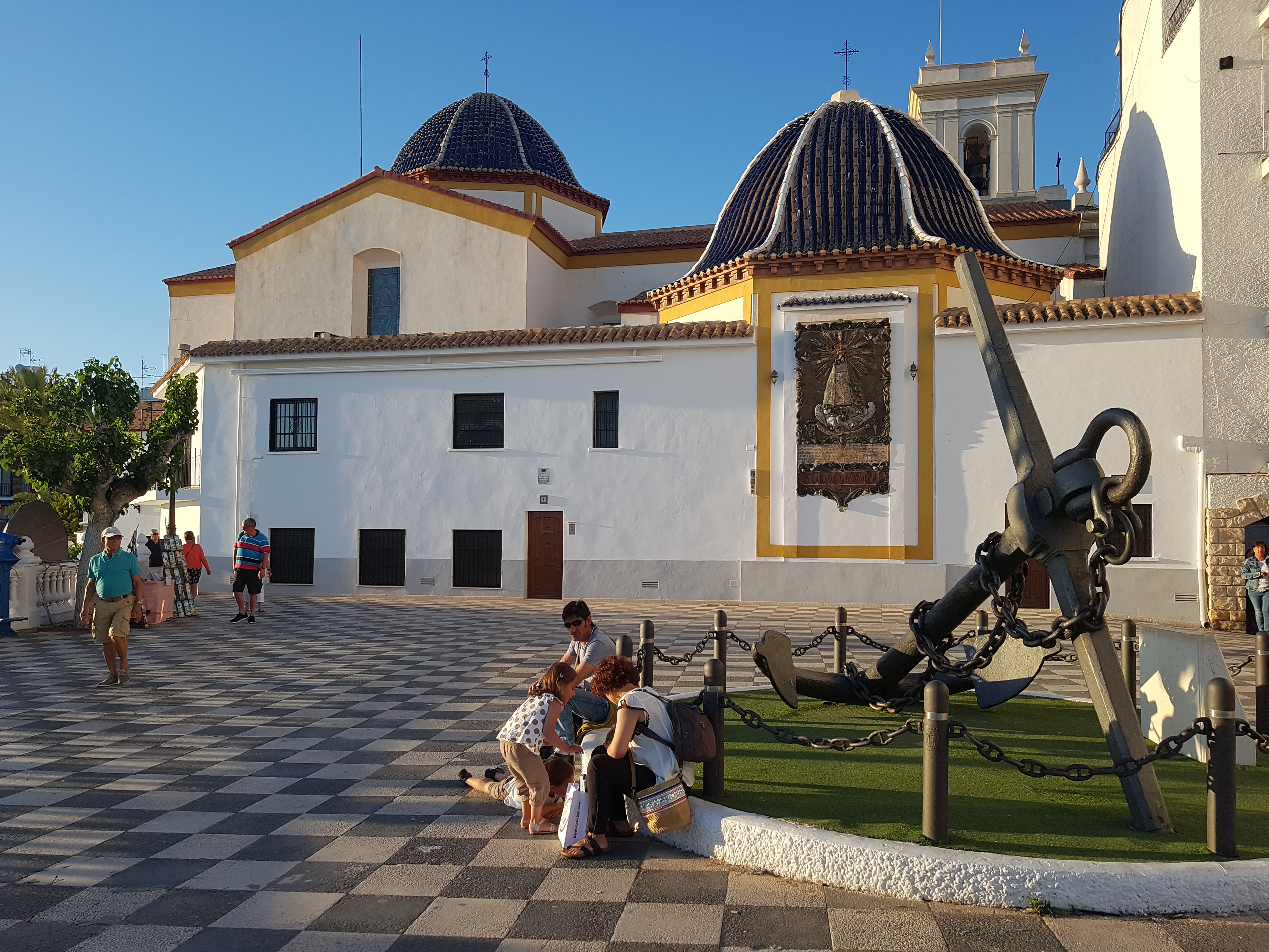 Церковь Святого Якова и Святой Анны с характерными для испанского Средиземноморья ультрамариновыми куполами.