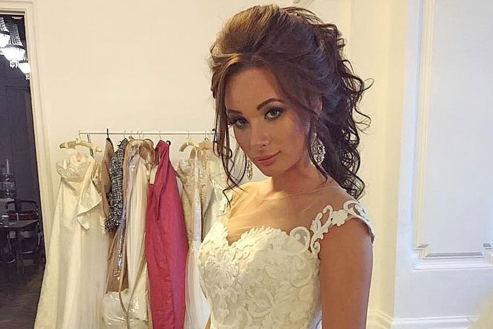 Интригуя своих подписчиков, Катя снялась в свадебной фотосессии.