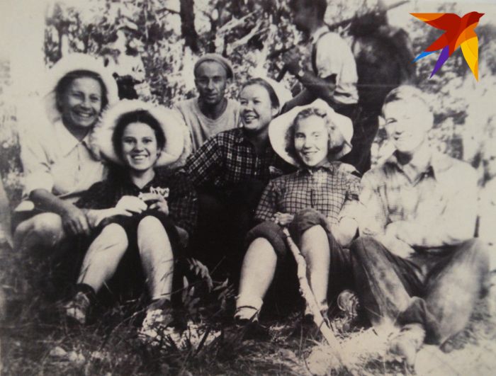 Слева направо: Люда Блинкова, Зина Колмогорова, Павел Тарзин, Нина Ощепкова, Лида Григорьева, Володя Шунин. Рядом стоит Николай Трегубов. Фото: предоставил Павел Тарзин