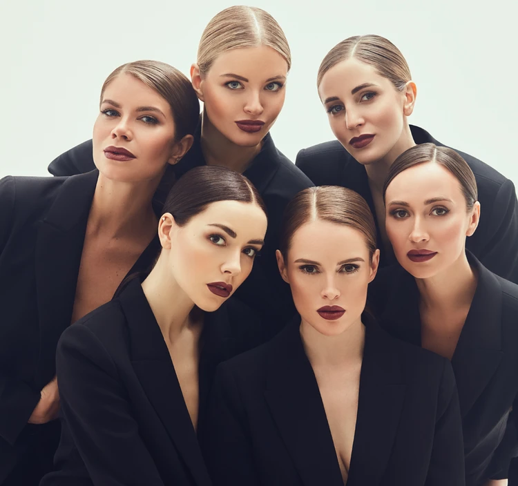 Толғақпен жыныстық қатынас Пирсинг пен татуировкасы бар кисканың суреттері