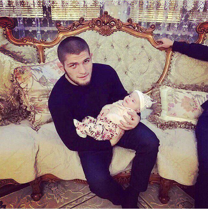 У Хабиба двое детей — Фатима и Магомед. Сейчас семья ждёт третьего