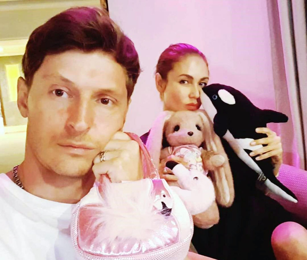 Ляйсан и Паша с игрушками