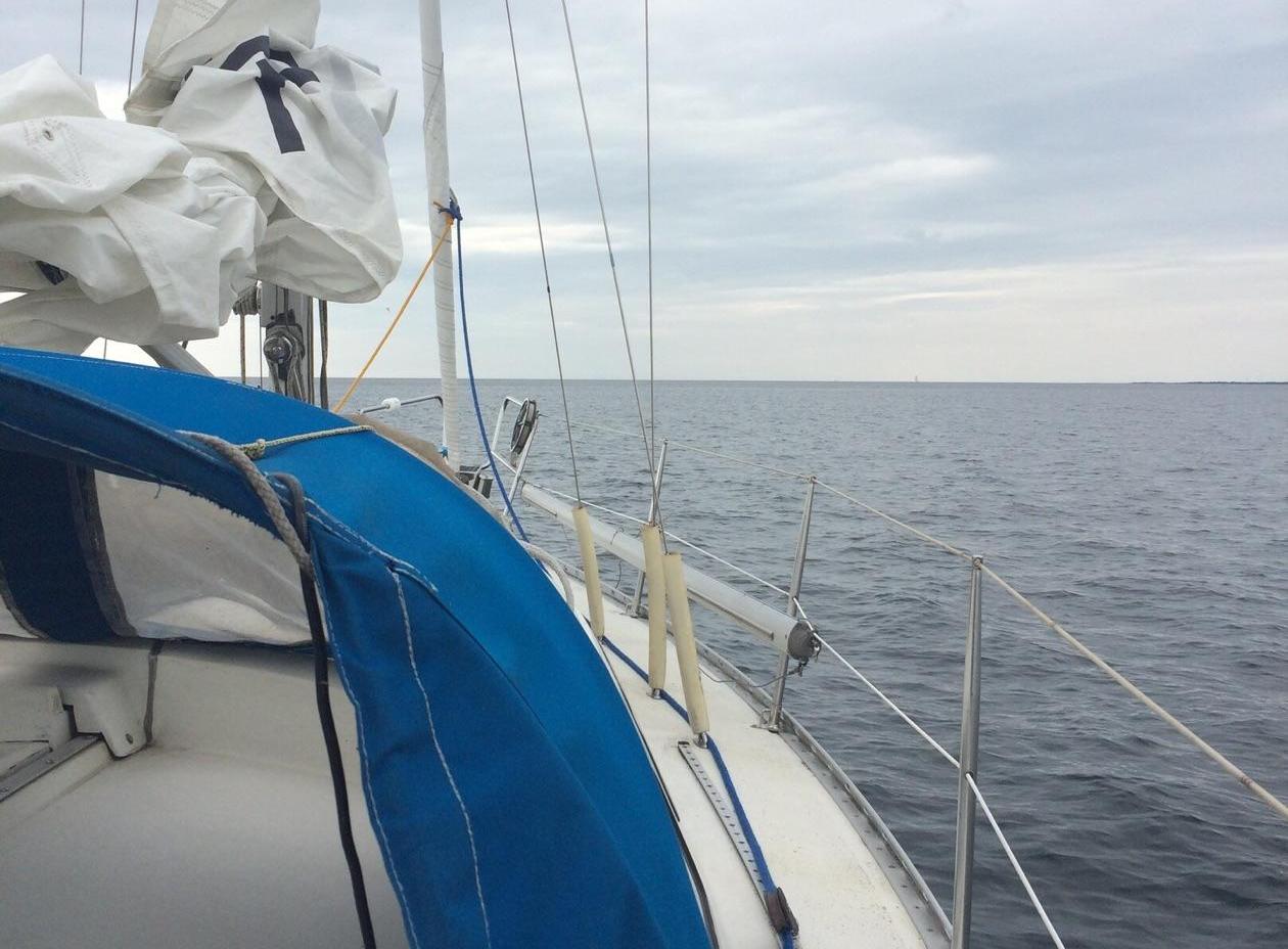 На судне есть и спасательный плот с бортами и тентом