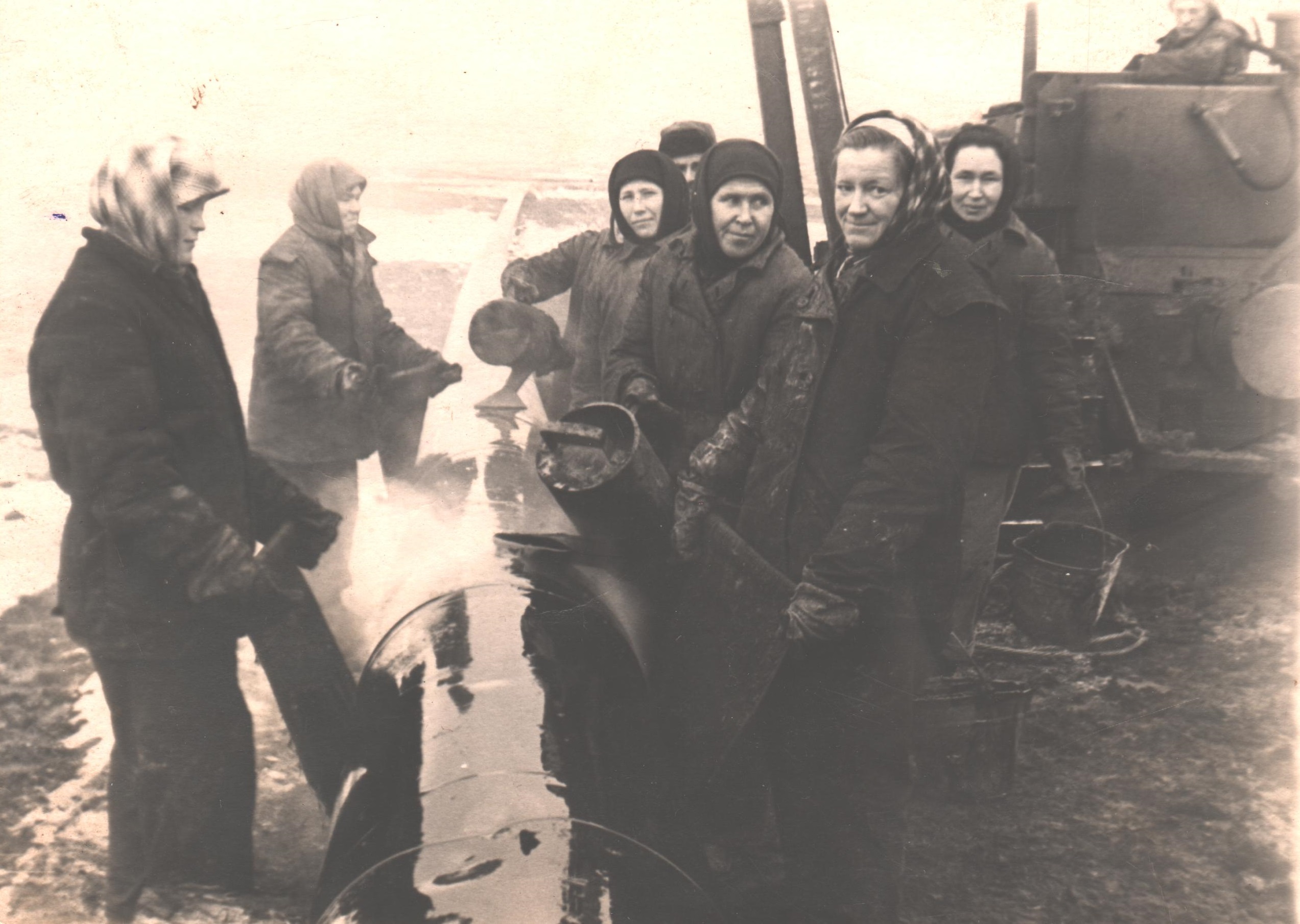 Техники было так мало, что трубопровод прокладывали практически вручную.Фото: администрация г.о. Похвистнево.