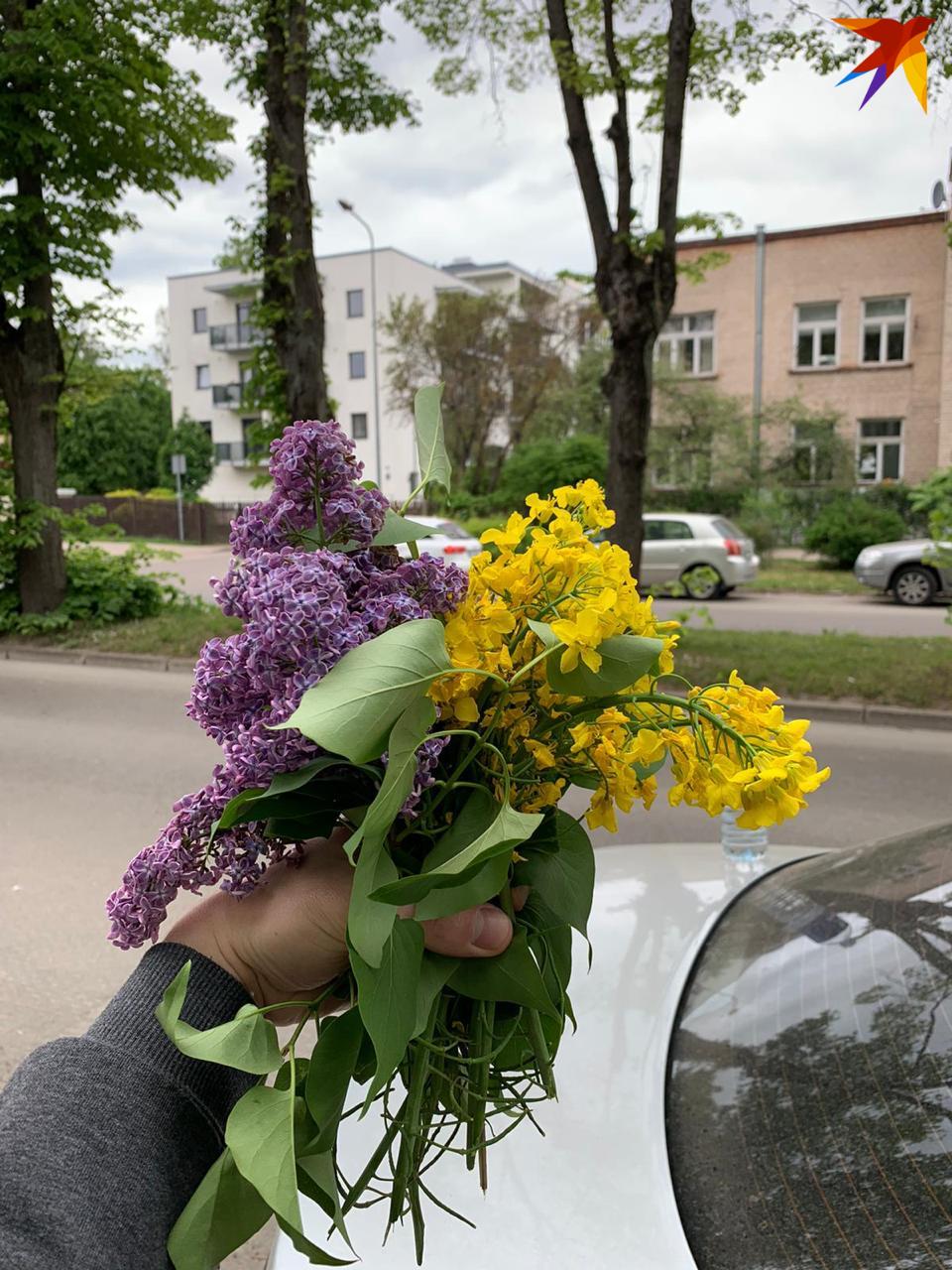 Муж даже нашел для меня букетик самых обычных цветов, как я люблю