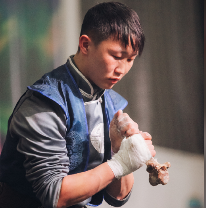 Ломание хребтовых костей пока не включено в программу Сурхарбана, но его практикуют баторы.Фото: Денис СЛЕПЦОВ, предоставлено РОО «Федерация бурятской национальной игры «Сээр хухалха»