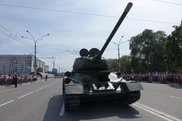 Грозный танк прошел по улице Кирова в Новокузнецке.